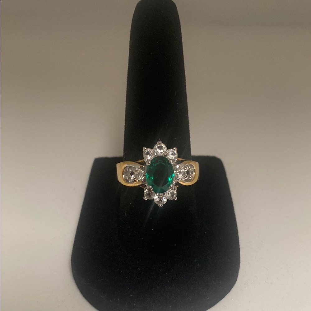 Elegant Gold and Green Gemstone Ring